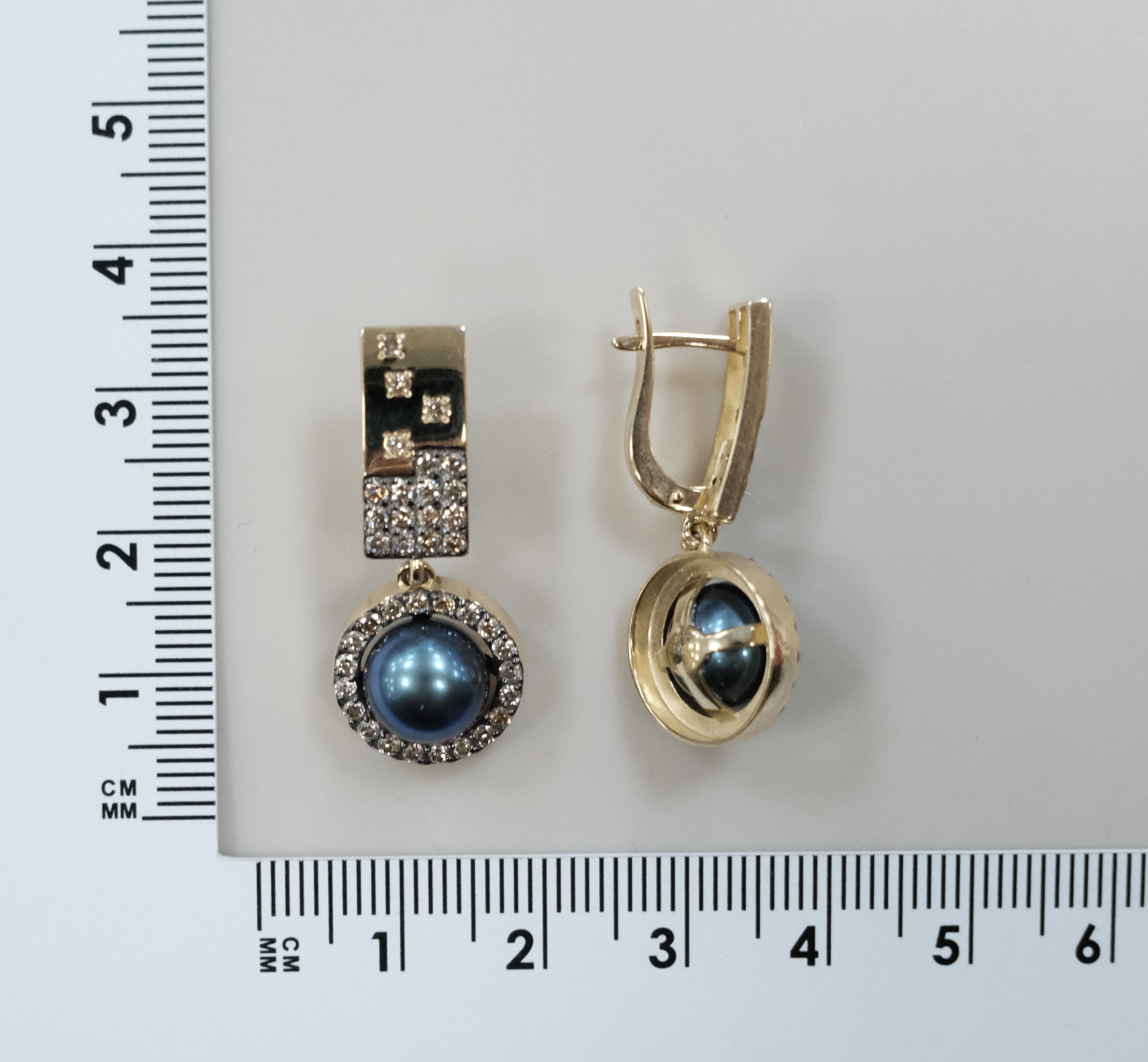 Серьги из желтого золота с черным жемчугом